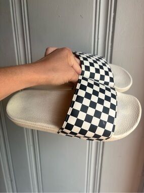 Women’s 8 VANS Checkered Sandal Slides Black & White